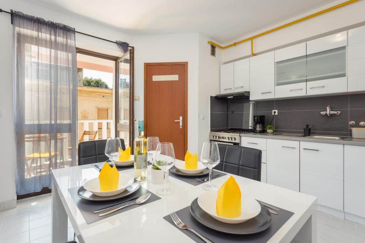 Laveruda Apartment With Balcony And Free Parking Pula Exterior photo