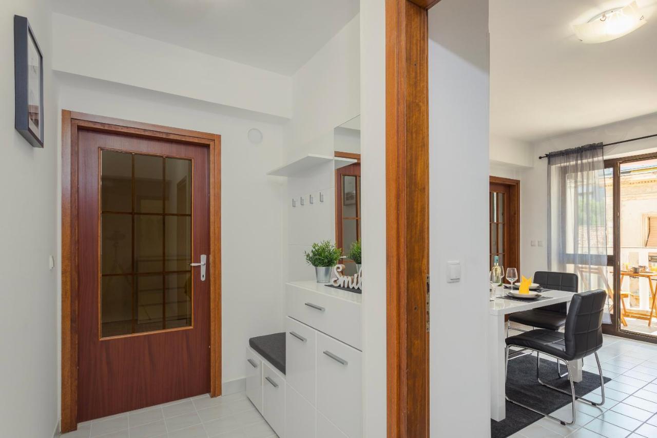 Laveruda Apartment With Balcony And Free Parking Pula Exterior photo