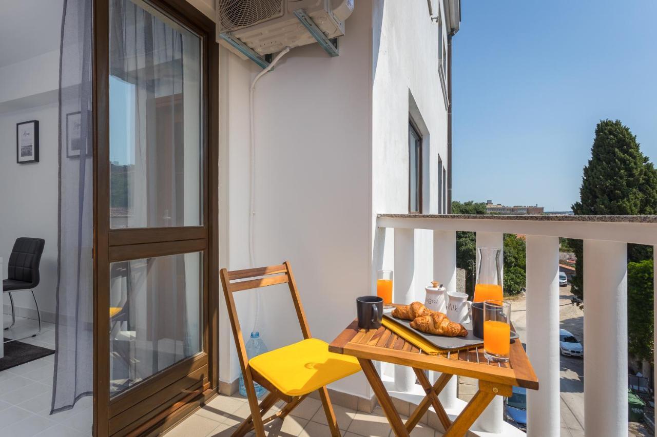 Laveruda Apartment With Balcony And Free Parking Pula Exterior photo